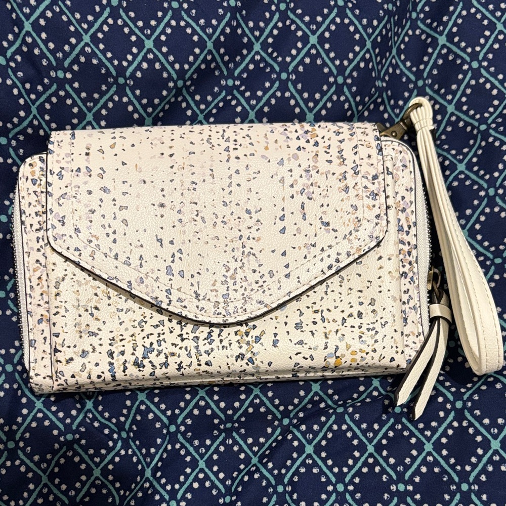 Safe keeper Elegant Cream Wristlet Clutch